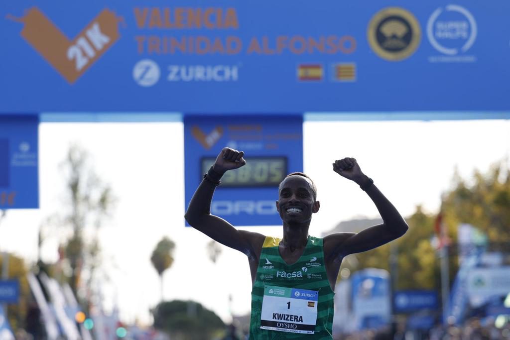 Kwizera gana el medio maratón de Valencia y pulveriza el récord de España