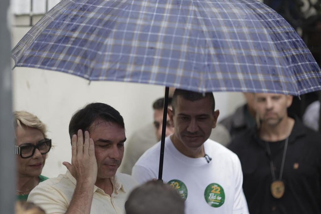 Flávio Bolsonaro pide salir a las urnas «con lluvia o con sol» para cambiar el país