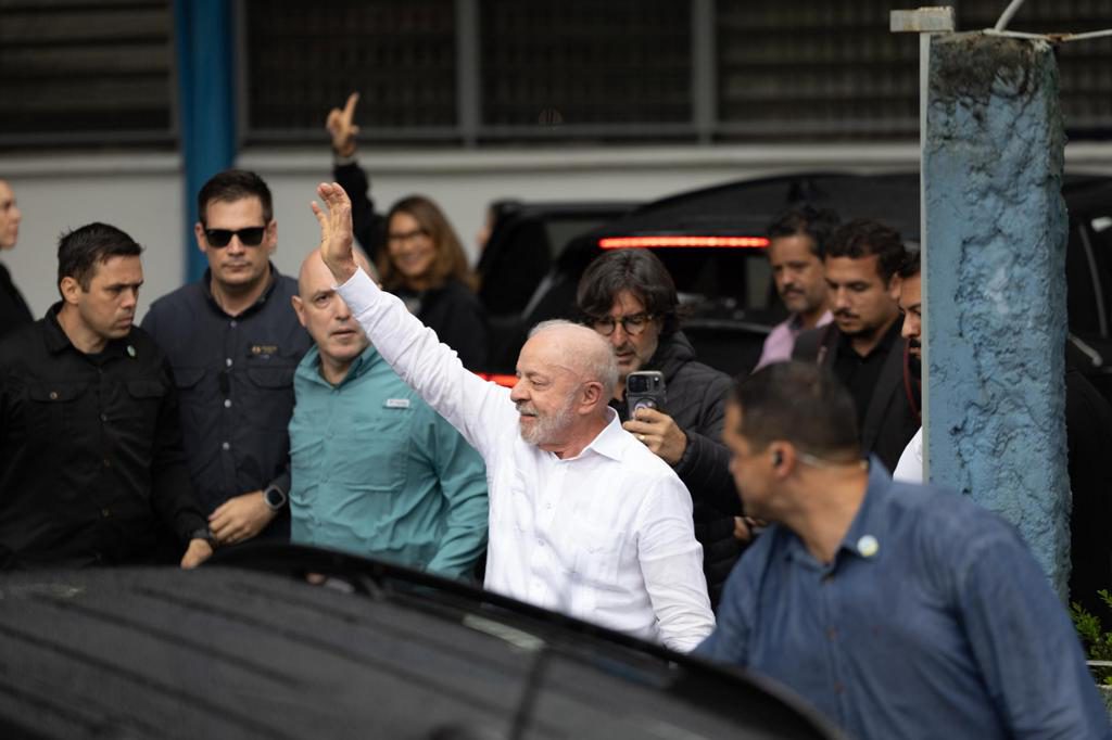 Lula dice al votar que el pueblo salió a la calle a «defender sus conquistas»