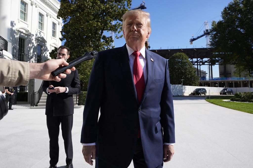 Trump dice no saber nada del regreso de Machado a Venezuela y que espera que esté a salvo