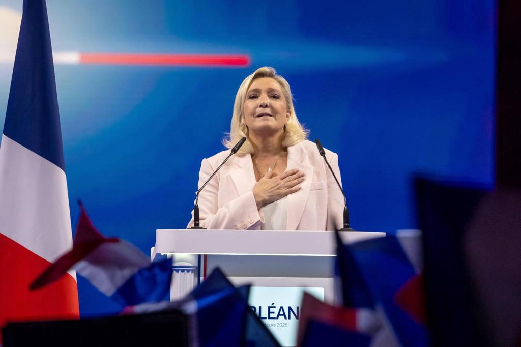 Le Pen promete seguridad y soberanía para lanzar su carrera al Elíseo