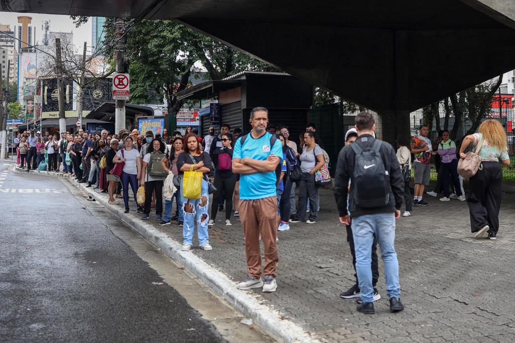 Confusión en las elecciones brasileñas: se prorroga la votación y se pausa el recuento