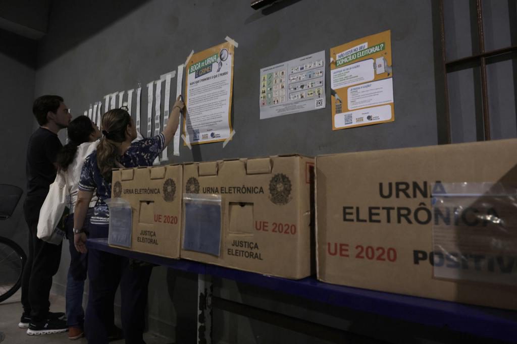 Cierran los últimos colegios electorales en Brasil y se reanuda el conteo de votos