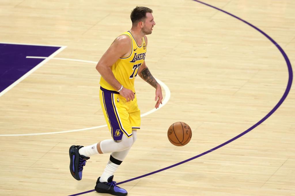 123-132. Doncic mete 52 puntos y supera a LeBron en partidos de más de 40 con los Lakers