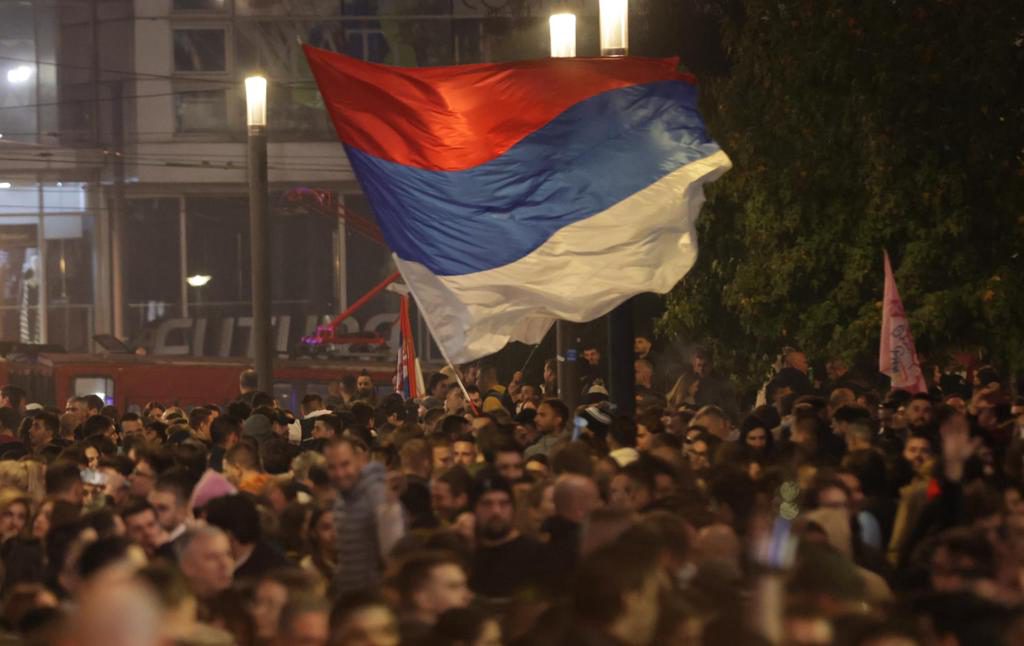 La opositora Lista de Estudiantes serbia gana con mayoría absoluta, según recuento oficial
