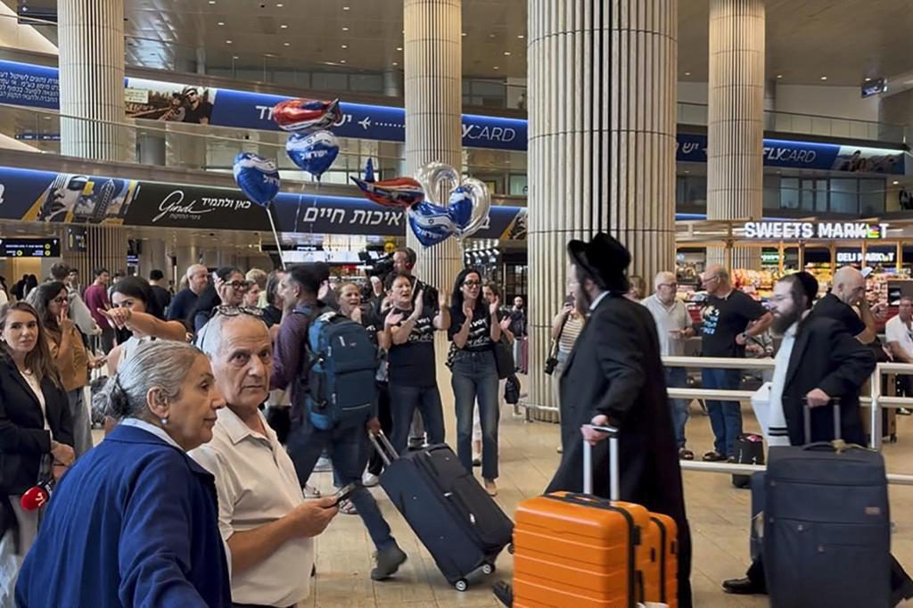 Sin voto exterior, miles de israelíes aterrizan en Tel Aviv entre cantos y riñas políticas