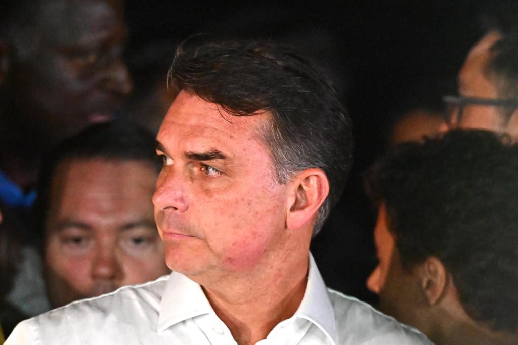 Flávio Bolsonaro dice que el juez le ha pedido entregar su pasaporte