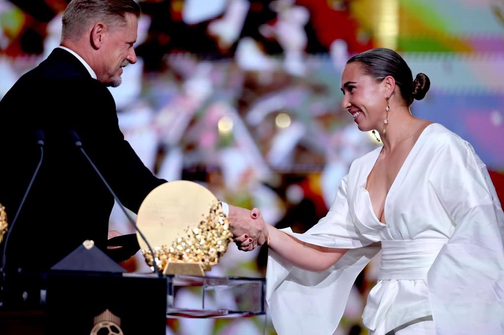 Cata Coll se alza con el premio Yashin a la mejor portera