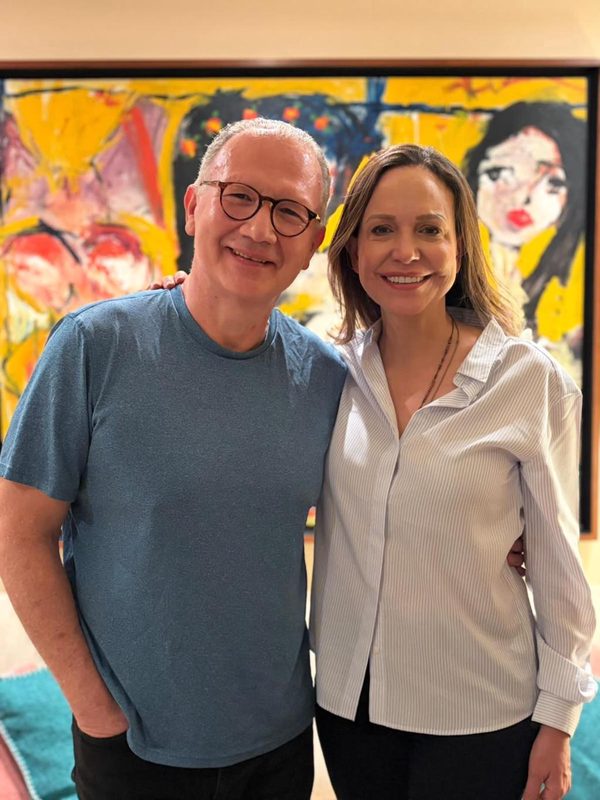 María Corina Machado visita en su casa a su asesor jurídico bajo arresto domiciliario