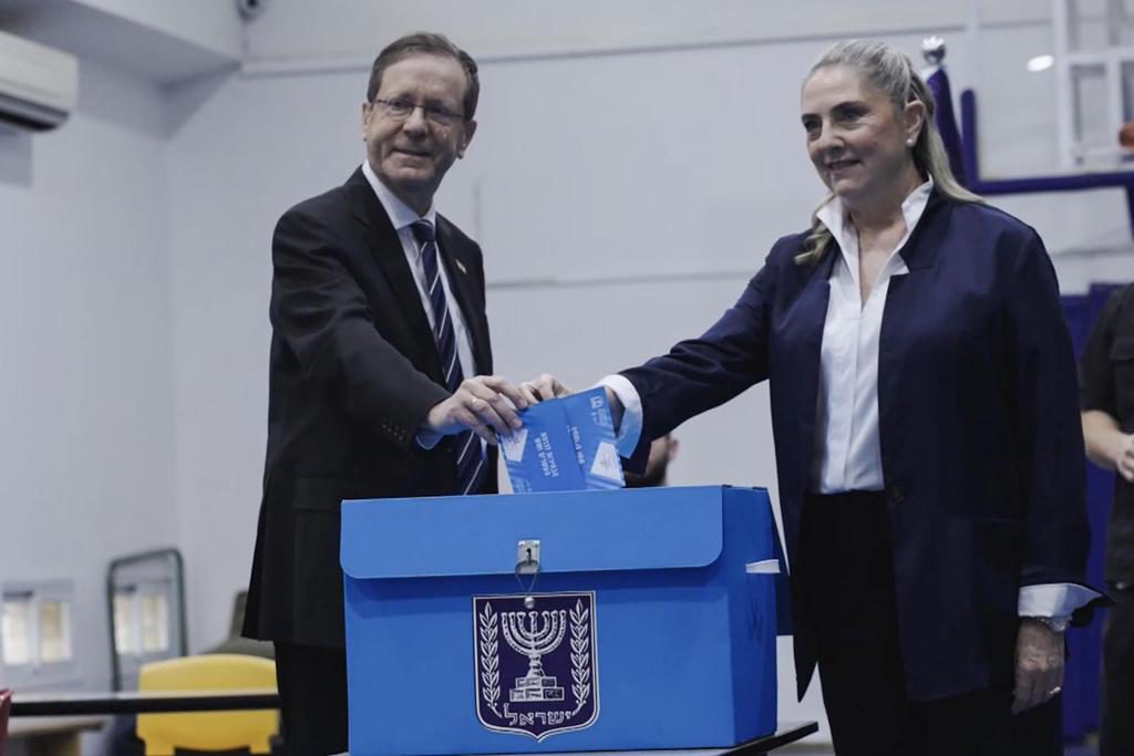 Herzog tras votar en Jerusalén: «Deseo lo mejor al pueblo de Israel»
