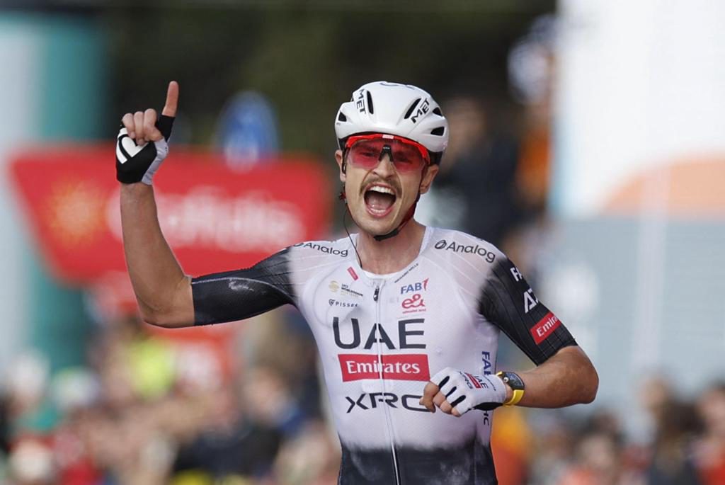 Jay Vine amplía su contrato con el UAE hasta finales de 2029