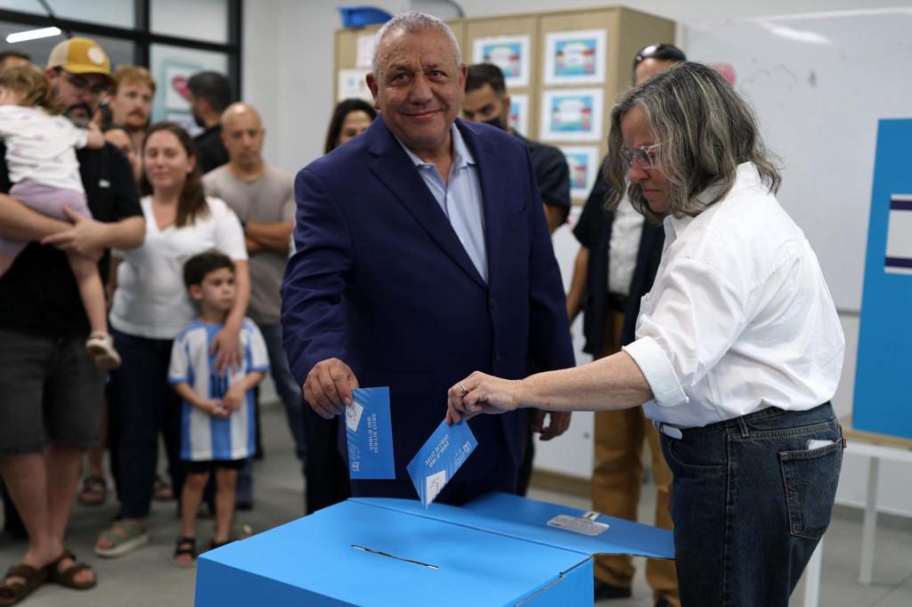El líder opositor Eisenkot deposita su voto y pide a los israelíes mandar a Netanyahu «a casa»