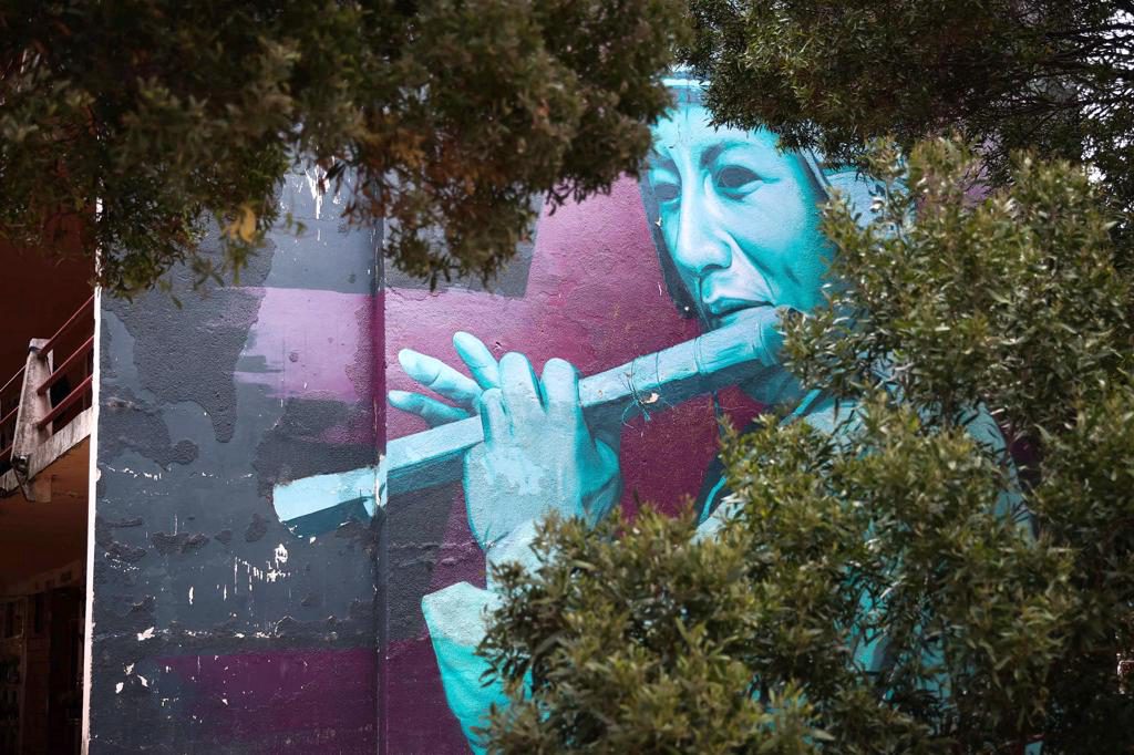Muralistas suramericanos honran a la vida y muerte con su arte en un cementerio en Bolivia