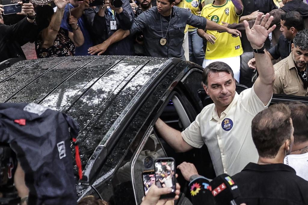 La Policía brasileña cancela los pasaportes de Flávio Bolsonaro tras no entregarlos