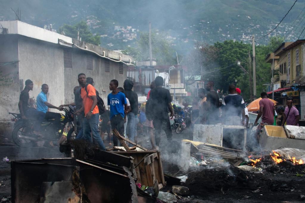 Familias desplazadas por la violencia de las bandas haitianas protestan en Puerto Príncipe