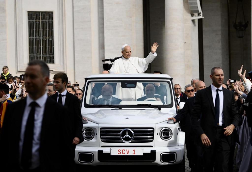 «Un siglo de papamóvil»: de coche oficial a instrumento de encuentro con los fieles