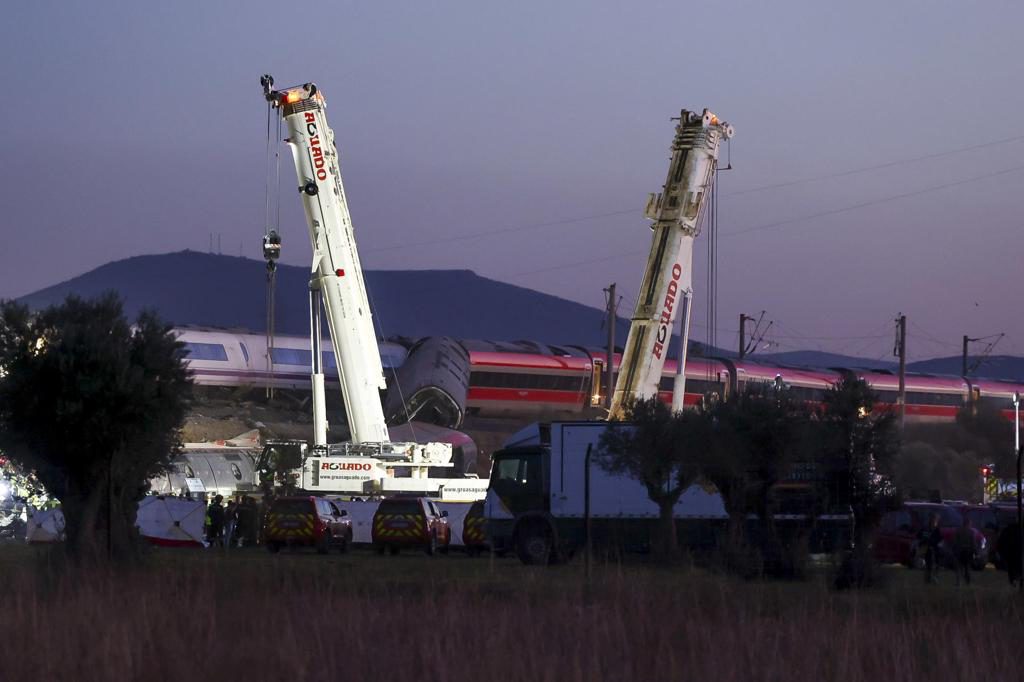 Llegan a Sevilla en autobús los primeros viajeros de los trenes accidentados en Urda