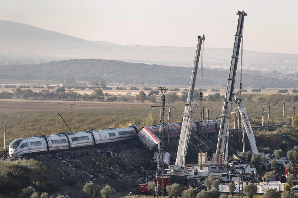 Grúas pesadas tratan de mover los vagones de los dos trenes accidentados en España