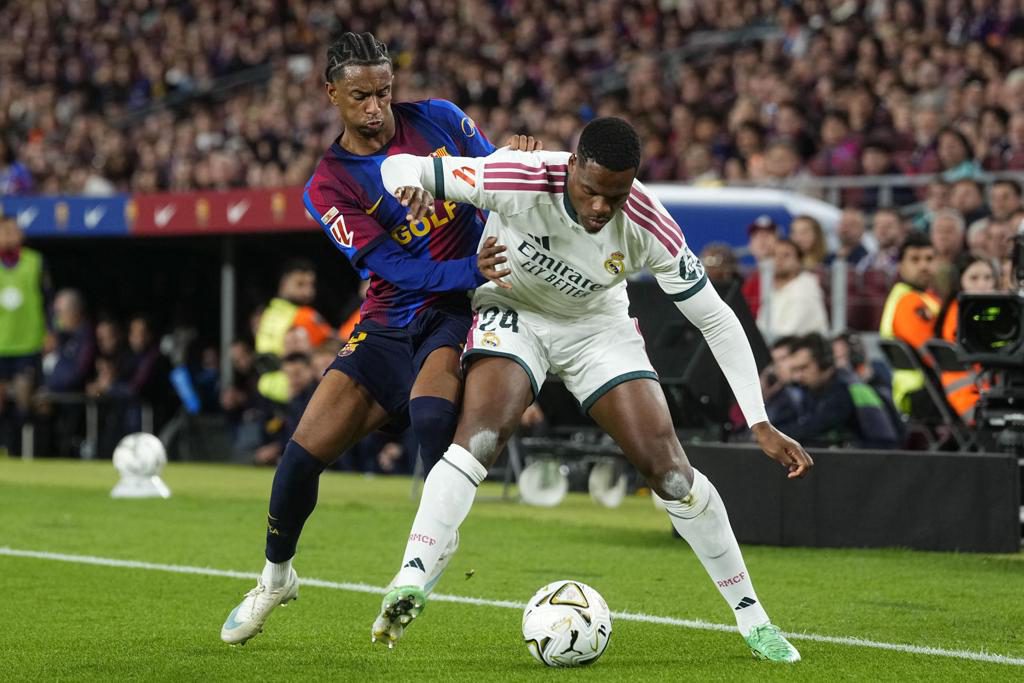 Real Madrid y Barça evalúan los efectos colaterales del clásico en una jornada de luto