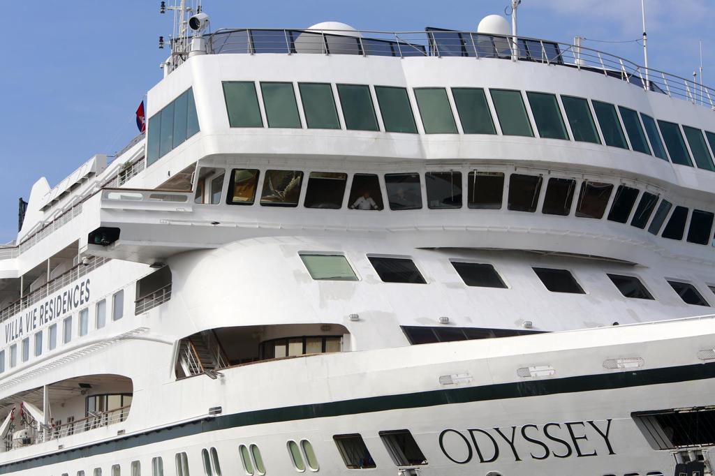 El precio del combustible trunca la vuelta al mundo del «crucero eterno» varado en Camboya