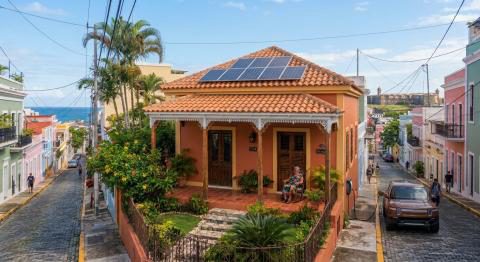 Más de 260,000 hogares en Puerto Rico tienen sistemas de paneles solares