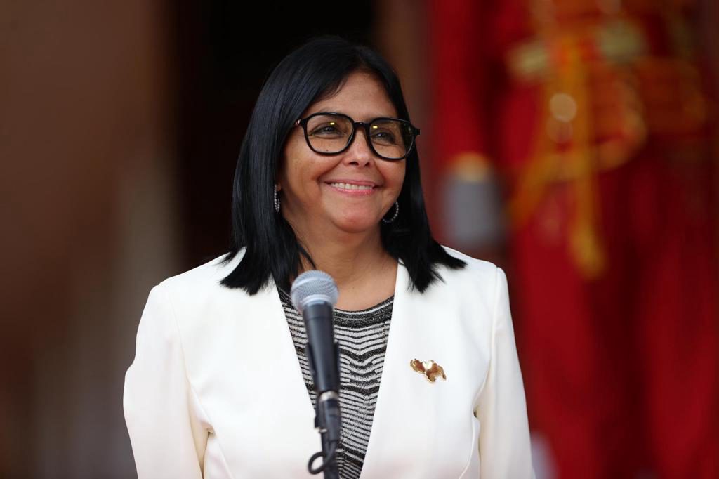 Delcy Rodríguez promete cuatro incrementos salariales para 2027 y restitución de activos