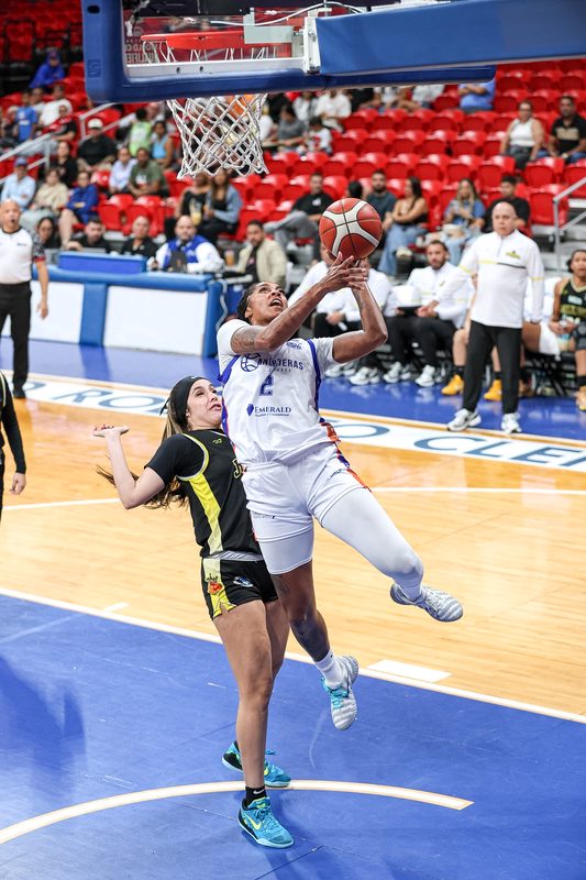Isabela derrota a Carolina y consigue su octava victoria al hilo