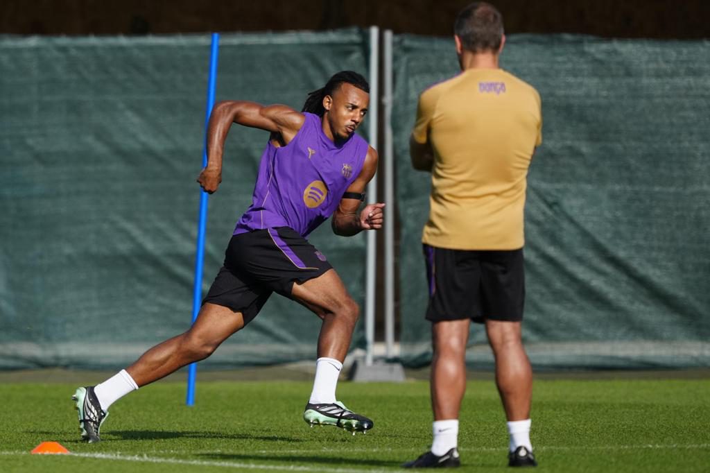 Kounde sigue sin entrenarse con sus compañeros antes de medirse al Alavés