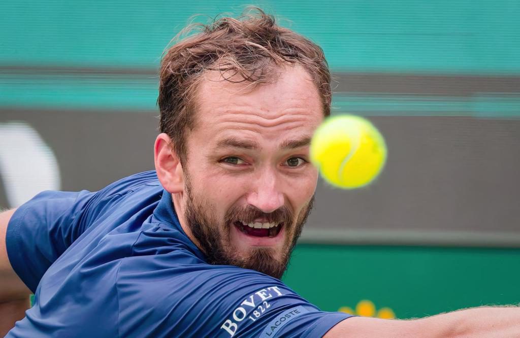 Medvedev gana con autoridad a Mannarino y pone la directa a semifinales
