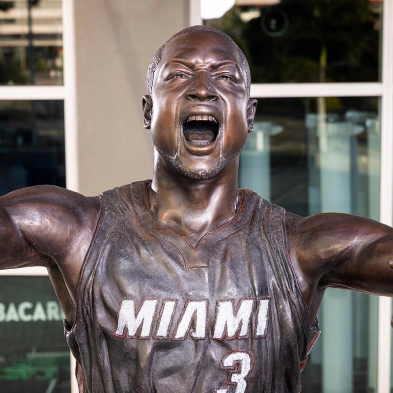 Los Heat presentan una nueva versión de la estatua de Wade por críticas a la anterior