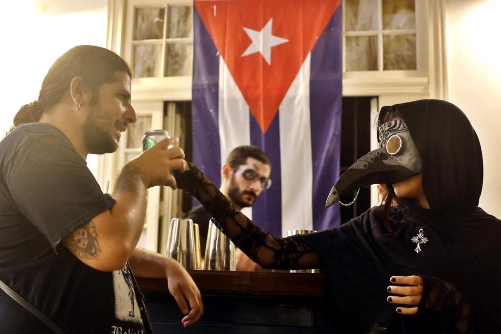 Los jóvenes en Cuba celebran Halloween con estilo caribeño pese a la crisis energética