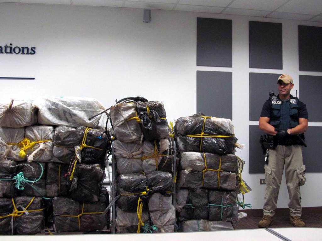 Las autoridades decomisan 98 kilos de cocaína en aguas del norte de Puerto Rico