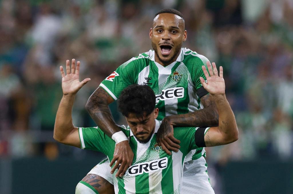 2-1. El Betis sigue lanzado ante un Málaga que no se rindió, pero sigue sin ganar