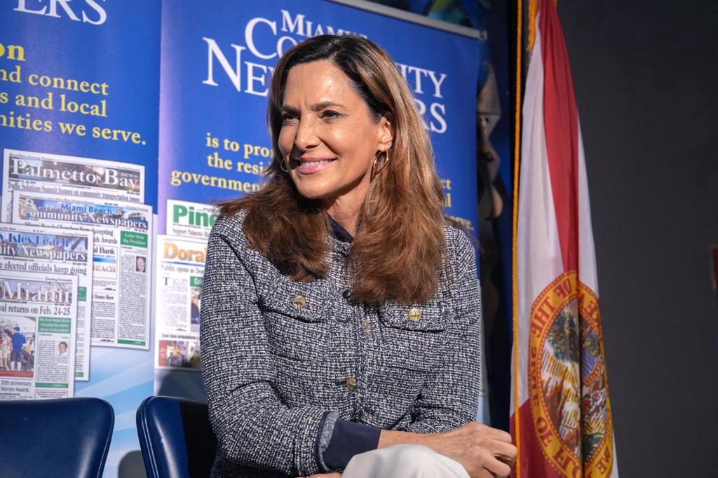 Trump da un giro y llama a votar por María Elvira Salazar tras sus roces por inmigración